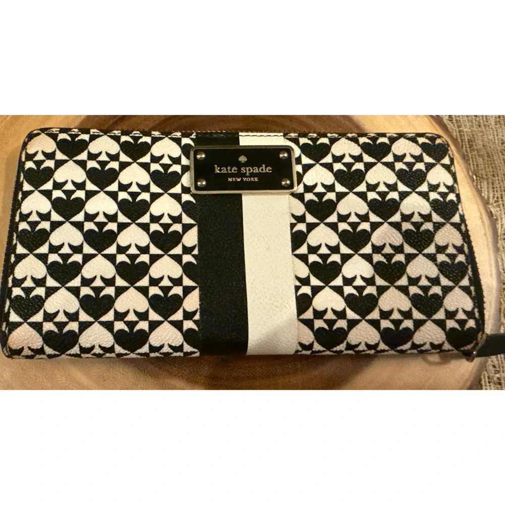 KATE SPADE 2015 NEDA WALLET BLACK/WHITE SPADES AND STRIPED PENN PLACE‎